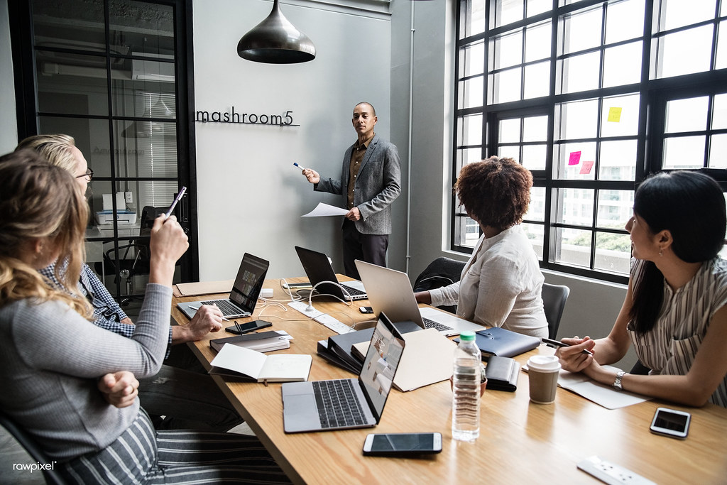 Businessplan Vorlage im Team besprechen