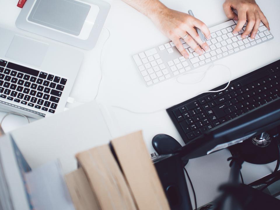 Datenverarbeitung am Laptop im Kontext der Datenschutz DSGVO kleine Unternehmen Checkliste